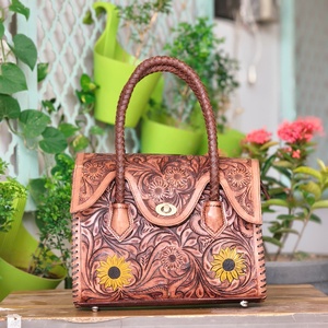 Sac fourre-tout bohème en cuir véritable, couleur unie, avec lettres/chaînes décoratives, antivol, portable, toutes saisons, fermeture à fermoir, pour la plage et le quotidien - Product Image 1