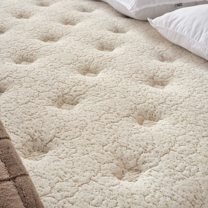 Cadre de lit rembourré en tissu haut de gamme avec matelas orthopédique premium, mobilier de luxe pour chambre à coucher, maison et hôtel - Product Image 5