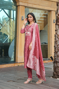 Elegante y Premium Conjunto de Kurti Color Durazno para Mujer, Manga 3/4, Completamente Cosido, para Ocasiones Formales y Festivas - Product Image 5