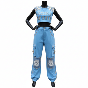 Conjunto de Pantalones Cargo y Top Corto sin Mangas para Mujer, Algodón Premium, Poliéster, Felpa, Azul Cielo, Panel con Logotipo de Diamantes de Imitación - Product Image 1