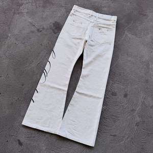 Jean droit vintage en coton pour homme, coupe évasée, finition délavée, imprimé lettres et décoration rivets, broderie personnalisable, denim - Product Image 2