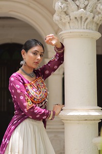 Lehenga Choli de diseño étnico tradicional indio, colección Navaratri, con estampado Bandhani y diseño Kutchi para mujeres, ropa elegante. - Product Image 2