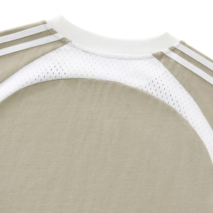 Camiseta de hombre con cuello redondo y manga raglán, corte holgado, con paneles de malla y diseño de patchwork con costuras en contraste. - Product Image 5