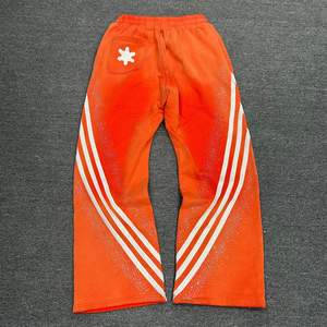 Pantalones de chándal de felpa gruesa para hombre, personalizados, de invierno, estilo vintage desgastado, con detalles de rayas de pedrería pintadas, corte recto y holgado - Product Image 2