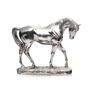 Statue de cheval classique en aluminium moulé pour table, pour un style intérieur intemporel, avec une construction robuste et une finition métallique brillante - Product Image 2