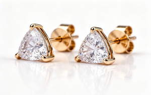 Boucles d'oreilles clous en or massif 18 carats certifiées IGI, taille triangle, sertissage griffe, 0,52g, luxe, pour femme, idéales pour les soirées - Product Image 6