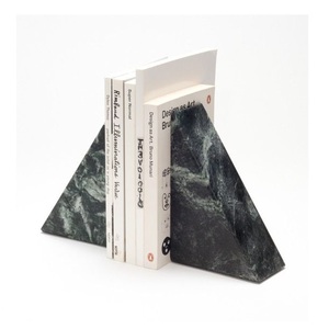 Serre-livres triangulaires modernes en marbre vert avec veines blanches, supports décoratifs en pierre pour la décoration de bureaux et bibliothèques de luxe - Product Image 1