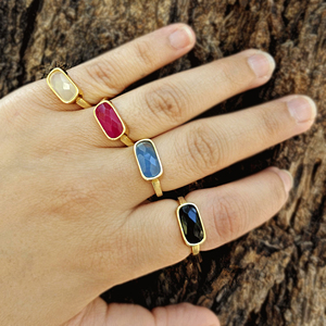 Anillos unisex de latón chapado en oro de 18k, ligeros, para uso diario, con rubí teñido de corte checker, ajustables, para venta al por mayor. - Product Image 4