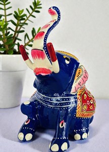 Statue de table en aluminium Meenakari artisanale Nirmala Handicrafts, motif trompe d'éléphant, style Art Déco, avec travail en émail, provenant du Rajasthan - Product Image 4