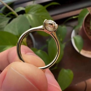 Anillo de Diamante Cultivado en Laboratorio con Corte Ovalado de Diseño de Lujo, Engastado en Media Bisel, con Oro Amarillo de 14K, con Certificado IGI y Claridad VVS - Product Image 2