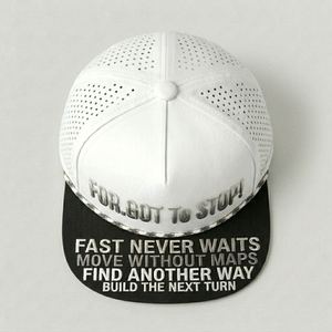 Gorra de golf de rendimiento premium de 5 paneles con visera plana, perforaciones cortadas a láser, bordado personalizado en la corona y malla exterior OEM - Product Image 3