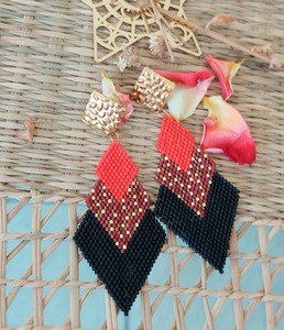 Boucles d'oreilles perlées : Logistique fiable, expédition sécurisée, couleur unie, vente en gros directe usine - Product Image 1