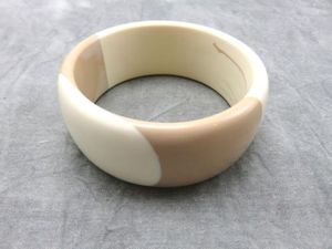 Bracelet en résine fait main, forme ronde, couleur crème beige, bijoux artisanaux, pièce de collection - Product Image 1
