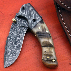 Cuchillo de caza de acero de Damasco con hoja de punta caída, perilla para el pulgar y mango de hueso, para uso en camping al aire libre. - Product Image 1