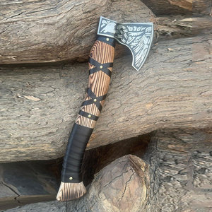 Hache viking de style nordique avec tête en acier gravée et manche en bois pour utilisation en extérieur et cadeaux - Product Image 5