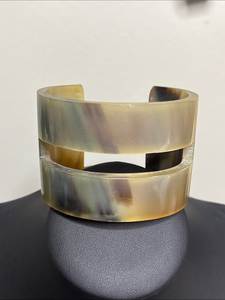 Bracelet manchette unique en corne de buffle, accessoire fait main tendance, mettant en valeur la beauté naturelle authentique du corne. - Product Image 4