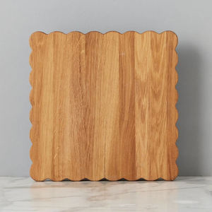 Planche à découper carrée en bois d'acacia sur mesure, grande taille, à bords festonnés, avec fonction de service pour pizza, passe au lave-vaisselle et se nettoie facilement - Product Image 1