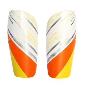 Espinilleras de Fútbol Modernas para Adultos, de Plástico Resistente, Diseño en Naranja, Amarillo y Blanco - Product Image 2