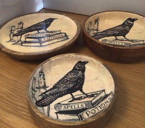 Planche à découper ronde en bois, design Raven Spells Potions, passe au lave-vaisselle, assiette de service réutilisable, design personnalisé imperméable - Product Image 1