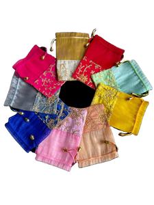 Sacs cadeaux en soie brodés Potli avec un design durable et réutilisable, couleur et logo personnalisés pour un emballage cadeau élégant - Product Image 2