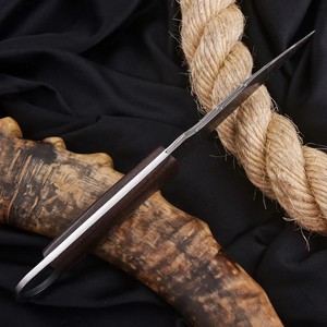 Couteau Skinner à lame fixe en acier Damas de qualité industrielle, pointe tombante, avec trou pour le pouce, manche en Micarta – Fournitures UA - Product Image 4