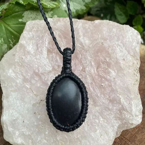 Collier ajustable en macramé avec pendentif en quartz, motif papillon, inspiré du bouddhisme, plaqué cuivre, bijoux minimalistes de guérison - Product Image 1