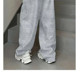 Sudadera de invierno para mujer con logo personalizado, de forro polar grueso 100% algodón, lavado a la lejana, cintura alta, cierre con cordón, estampado abullonado y diseño plano. - Product Image 6