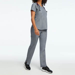 Ensemble de blouses médicales grises pour femmes, haut à col en V avec poches et pantalon cargo pour usage hospitalier, uniformes en polyester tricoté - Product Image 2
