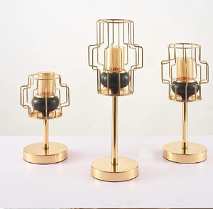 Juego de tres candelabros en espiral con cinta dorada. Arte contemporáneo único disponible a precios de mayorista. - Product Image 5