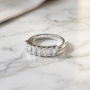 Anillo de banda con siete piedras y corte esmeralda de 5.60 quilates con engaste de puntas - Product Image 3