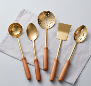 Ensemble d'ustensiles de cuisine en acier inoxydable doré avec manches en bois, design minimaliste, compatible lave-vaisselle, pour la restauration - Product Image 1