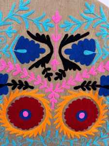 Chaqueta de Invierno Acolchada con Bordado Floral Suzani, Chaqueta Abierta Unisex de Estilo Bohemio para Festivales, Prenda Exterior Hecha a Mano con Cuello Alto - Product Image 2