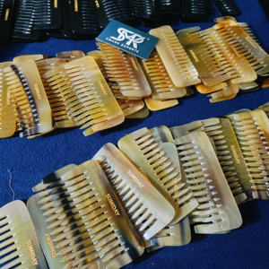 หวีเขาควายคุณภาพสูงจาก SmarkExports เป็นมิตรกับสิ่งแวดล้อม ผลิตด้วยมือ รับทำโลโก้ ดูแลเส้นผมอย่างอ่อนโยน ใช้งานได้ยาวนาน - Product Image 1