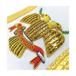 Écharpe de Régalia Maçonnique du 33e Degré en Satin Blanc Brodé de Fils d'Or, Tenue Cérémonielle Personnalisée avec Symboles et Pompons en Fils d'Or - Product Image 2