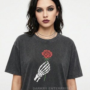 T-shirt personnalisé délavé à l'acide pour femme, imprimé squelette rose, en coton, style vintage anthracite, vente en gros, streetwear gothique - Product Image 1