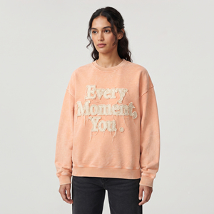 เสื้อสเวตเชิ้ตคอกลมโอเวอร์ไซส์สำหรับผู้หญิง พร้อมลายปักตัวอักษรแบบแอพพลิเค่  งานถักแบบดิสเทรส  ทรงหลวม  ปักลายเสื้อสเวตเชิ้ตสำหรับผู้หญิง - Product Image 6
