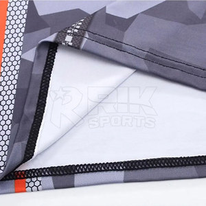 Rashguard en tissu extensible doux à sublimation, séchage rapide, coupe confortable pour les sports nautiques et les activités de plein air - Product Image 2