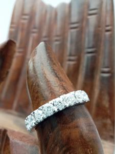Bague de fiançailles de haute qualité en moissanite, diamant rond, bande plaquée durable, bijoux élégants disponibles à un prix compétitif - Product Image 6
