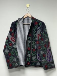 Chaqueta Bomber de Terciopelo Bordada de Alta Calidad, Cuello Alto, Manga Larga, Patrón Floral, Diseño Suzani, Acabado con Pavo Real Cosido a Mano - Product Image 3