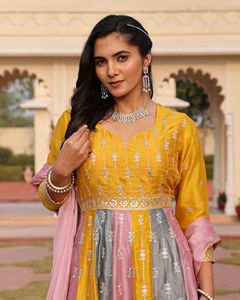 Dernière collection de costumes Anarkali verts de bonne qualité pour femmes, pour les mariages, les fêtes de Diwali, manches 3/4, en crêpe de soie Rangoli - Product Image 6