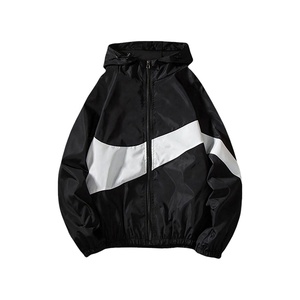 Nouvelle conception Veste de pluie imperméable légère à capuche pour hommes Vente en gros Veste de randonnée coupe-vent - Product Image 1