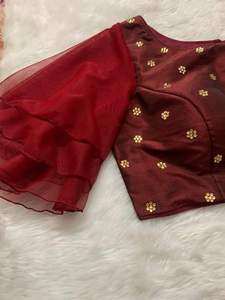 Blusa Choli de Seda Color Granate Purvang Global con Bordado Floral Dorado y Mangas con Volantes, Traje Tradicional Indio Pakistaní para Bodas y Fiestas - Product Image 3