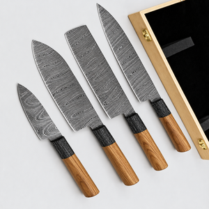 Ensemble de 4 couteaux de cuisine à motif Damas, lames gris argenté, manches en bois brun avec embouts noirs et boîte de rangement en bois - Product Image 1