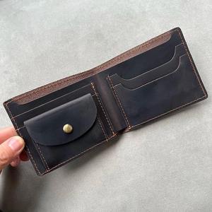 Cartera de Cuero Casual Vintage con Cierre de Cremallera, Logotipo Impreso, Diseño Moderno, Delgada, Mini, para Viaje, con Bolsillo Frontal - Product Image 3