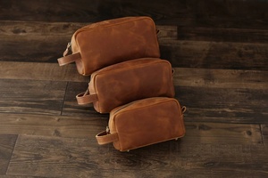 Neceser de Cuero Genuino Estilo Vintage Personalizado para Padrinos de Boda, Bolsa de Aseo para Hombre con Cierre de Cremallera, Modelo TYG-0096D - Product Image 4