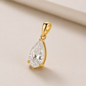 Pendentif solitaire en or jaune 10 carats avec diamant de laboratoire en forme de cœur de 1 carat, serti clos, couleur F, pureté VVS1, certifié IGI, idéal pour les fêtes - Product Image 1