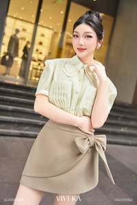 กระโปรงสั้นทรงเข้ารูปสีเบจเอวสูงสำหรับผู้หญิง พร้อมกางเกงซับใน ดีเทลโบว์ด้านข้าง สไตล์ฤดูใบไม้ร่วง CAMILLE - Product Image 4
