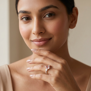 Anillo de Compromiso de Moissanita con Corte de Pera y Piedras Laterales Brillantes, Chapado en Oro, Anillo de Lujo para Regalo de Boda y Aniversario para Mujer - Product Image 1