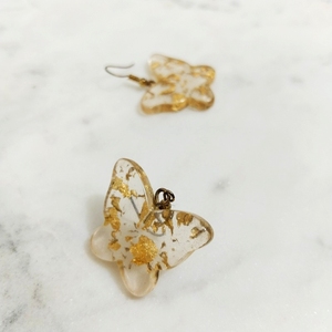Pendientes de mariposa de resina dorada hechos a mano transparentes Joyería delicada, ligera y elegante para un aspecto atemporal" - Product Image 1