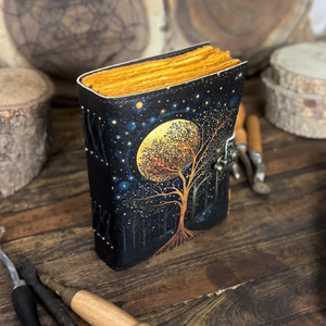 Mini-agenda William Morris Celestial Leather Grimoire avec pages à bords festonnés, motif étoiles et lune, couverture rigide, format A5, cadeau avec crayon - Product Image 5